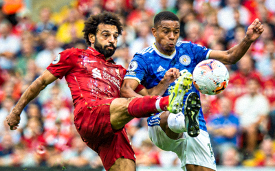 足球比赛中球员激烈争抢的瞬间